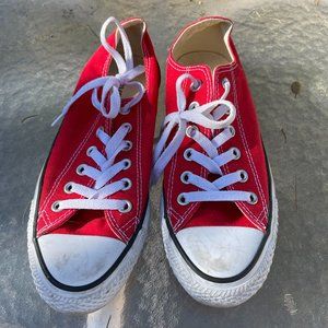 Red Converse low tops sz 8 EUC